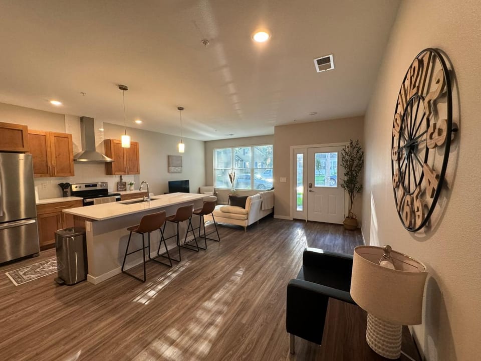 Kitchen or kitchenette, Living room, Seating area, Dining area