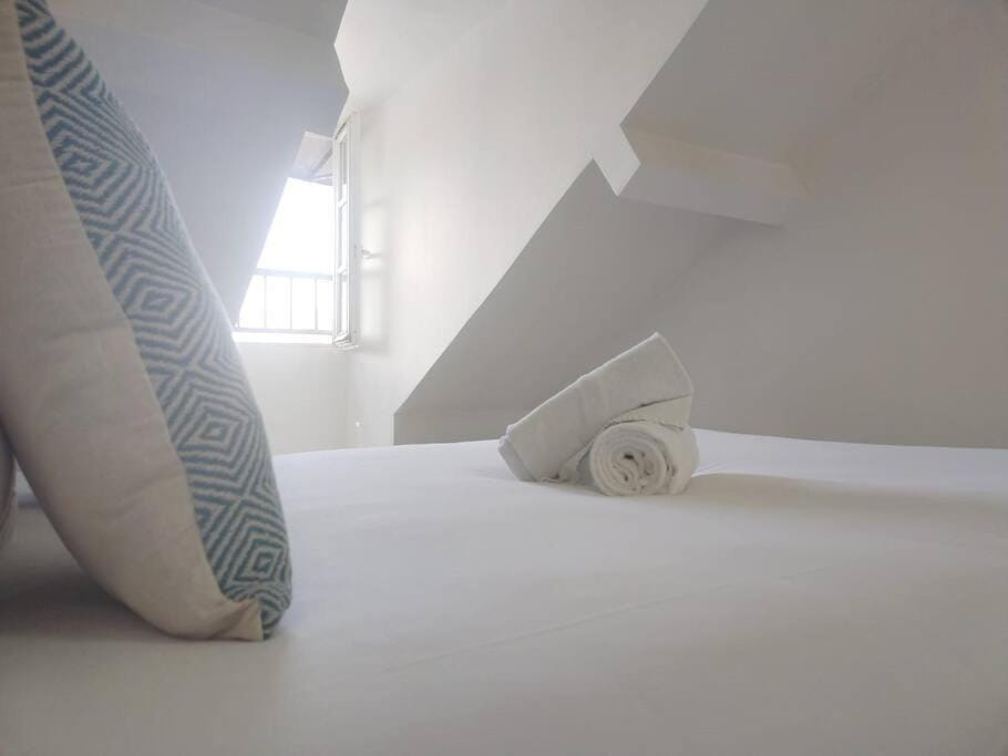 Bed, Photo of the whole room, Bedroom, towels