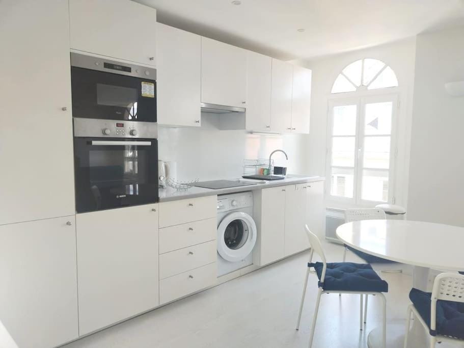 Kitchen or kitchenette, Living room, Seating area, Dining area, dishwasher, oven, stove, toaster, washing machine