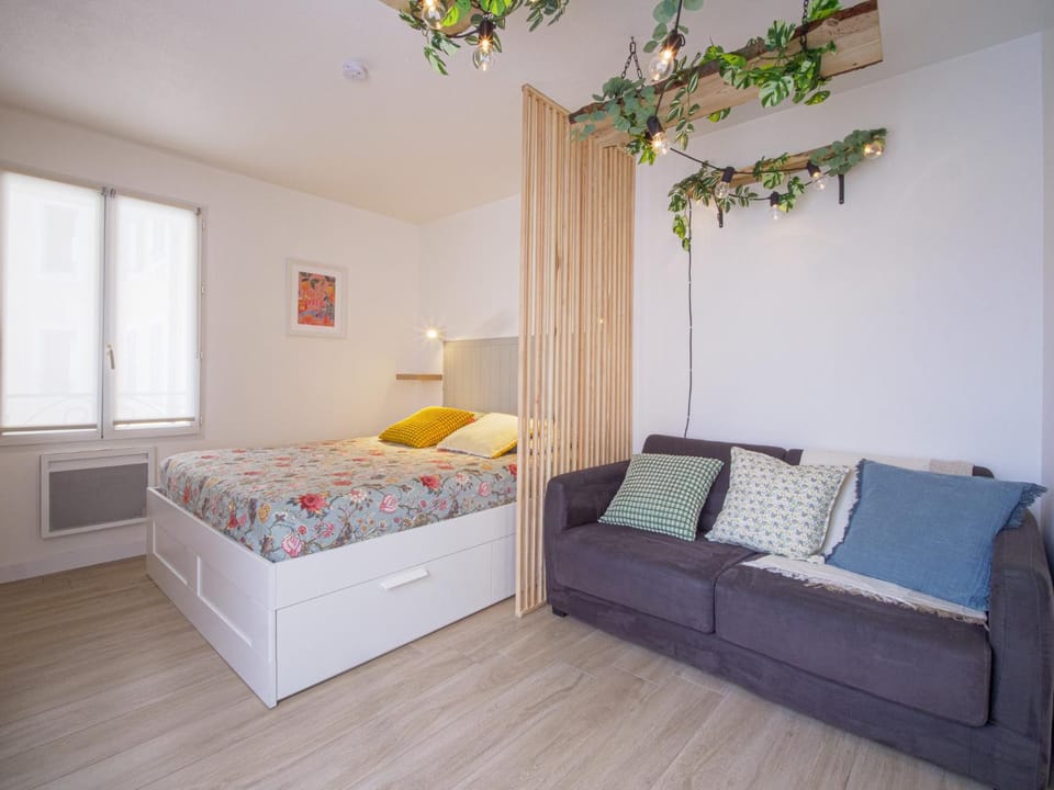 Bed, Living room, Photo of the whole room, Bedroom