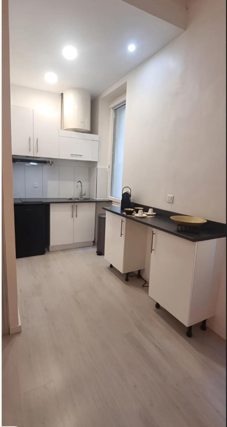Coffee/tea facilities, Kitchen or kitchenette, Dining area, Meals, stove, kitchen