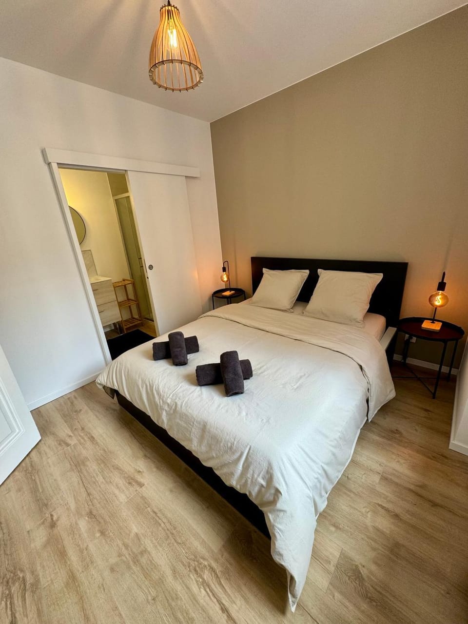 Bed, Photo of the whole room, Bedroom, towels