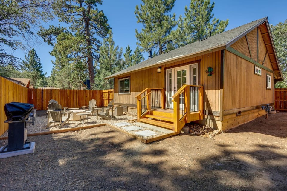 Near Slopes & Shores: Pet-Friendly Sugarloaf Gem House in Southern California