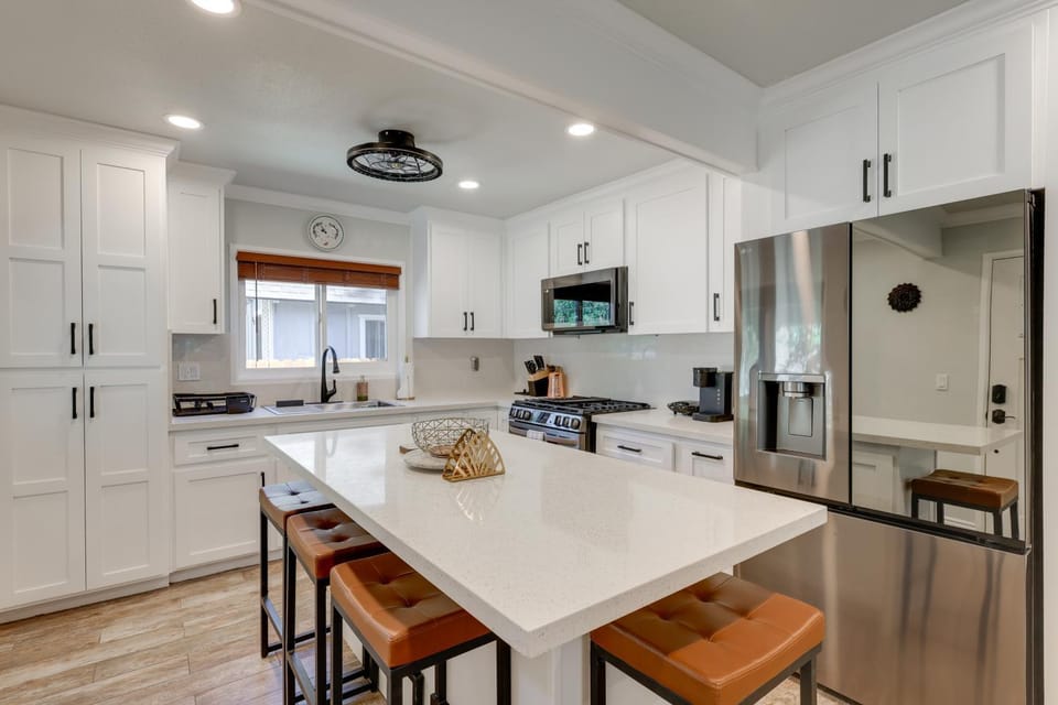 Near Slopes & Shores: Pet-Friendly Sugarloaf Gem House in Southern California
