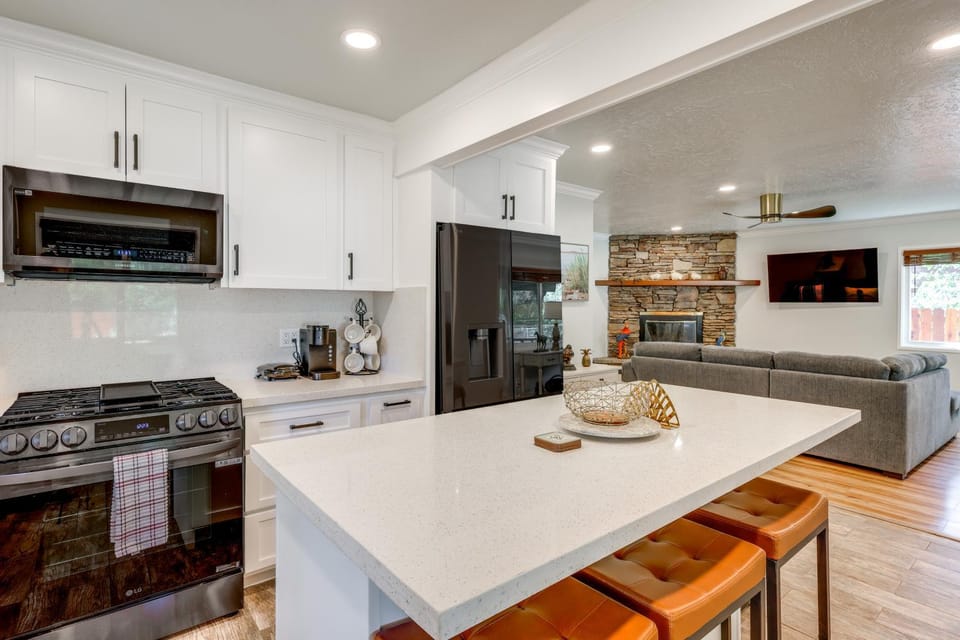 Near Slopes & Shores: Pet-Friendly Sugarloaf Gem House in Southern California