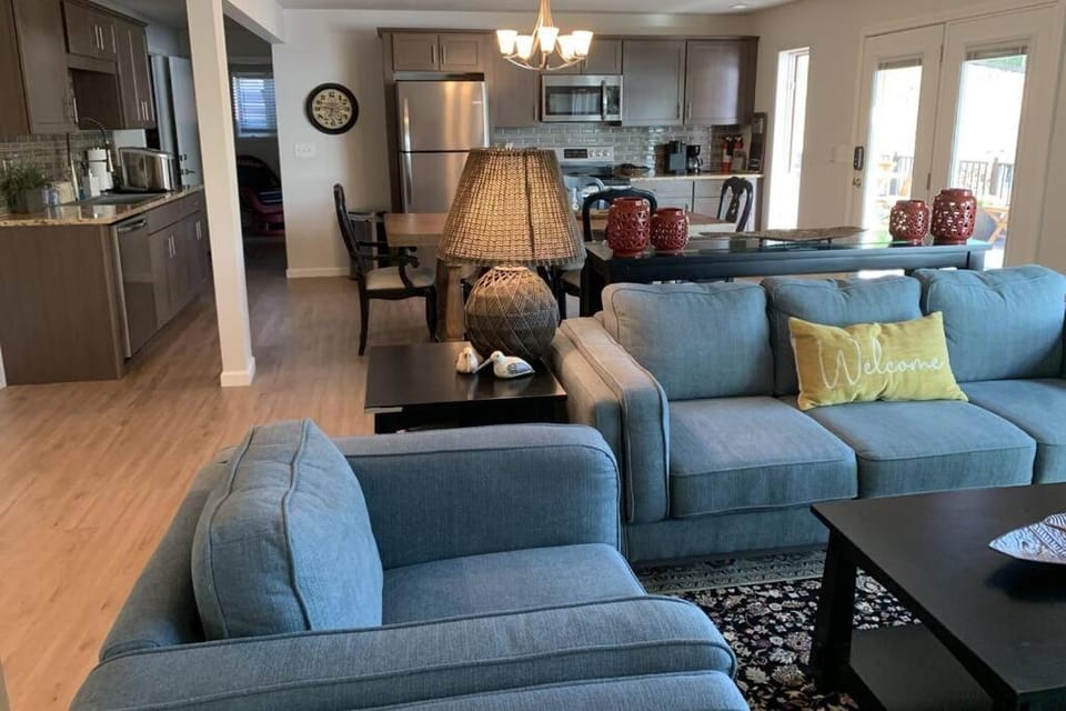 Kitchen or kitchenette, Living room, Seating area, Dining area
