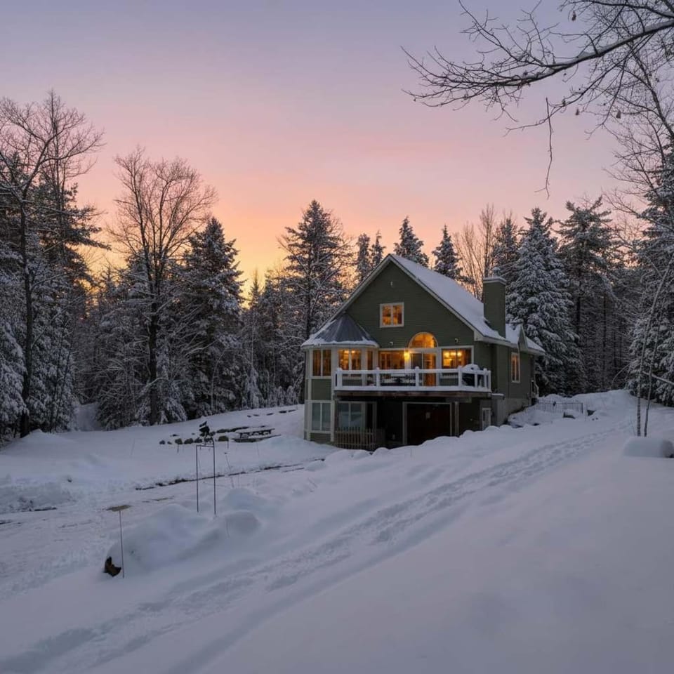 Mitten Pines Cabin Hot Tub Fire Pit Cabin in Eaton