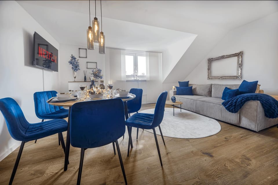 TV and multimedia, Living room, Seating area, Dining area