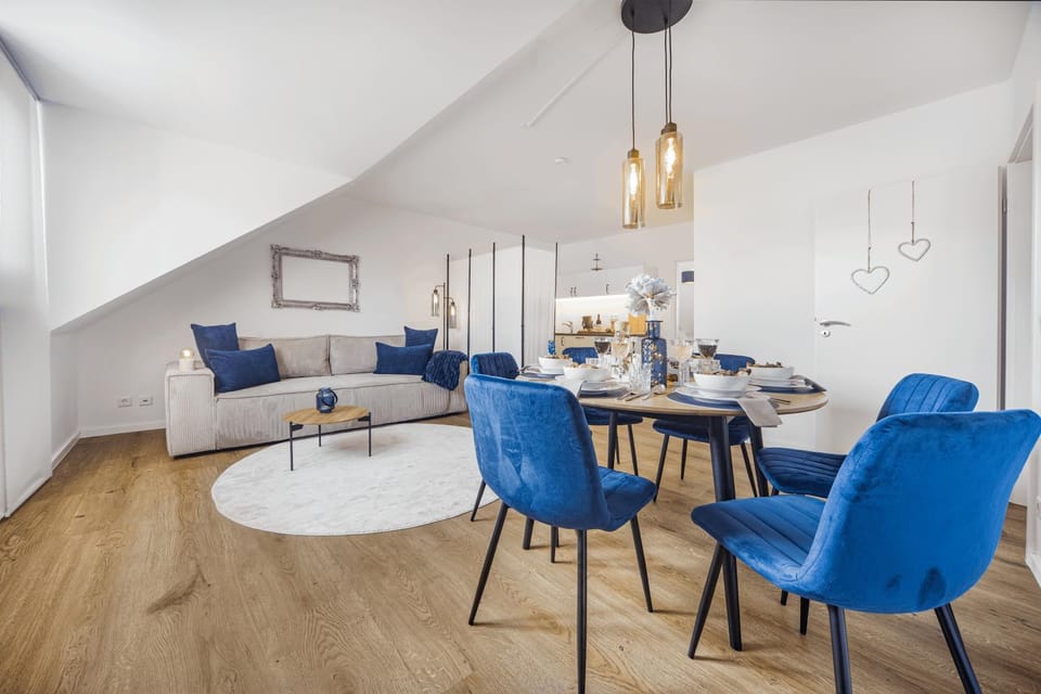 Kitchen or kitchenette, Living room, Seating area, Dining area, Food, Lunch, Dinner