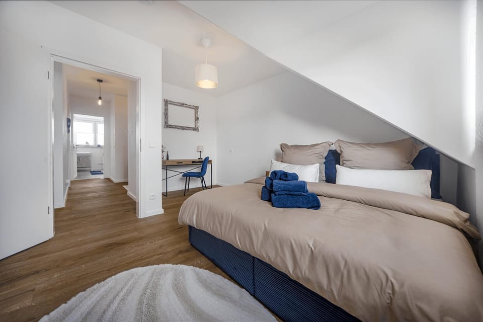 Bed, Photo of the whole room, Seating area, Bedroom