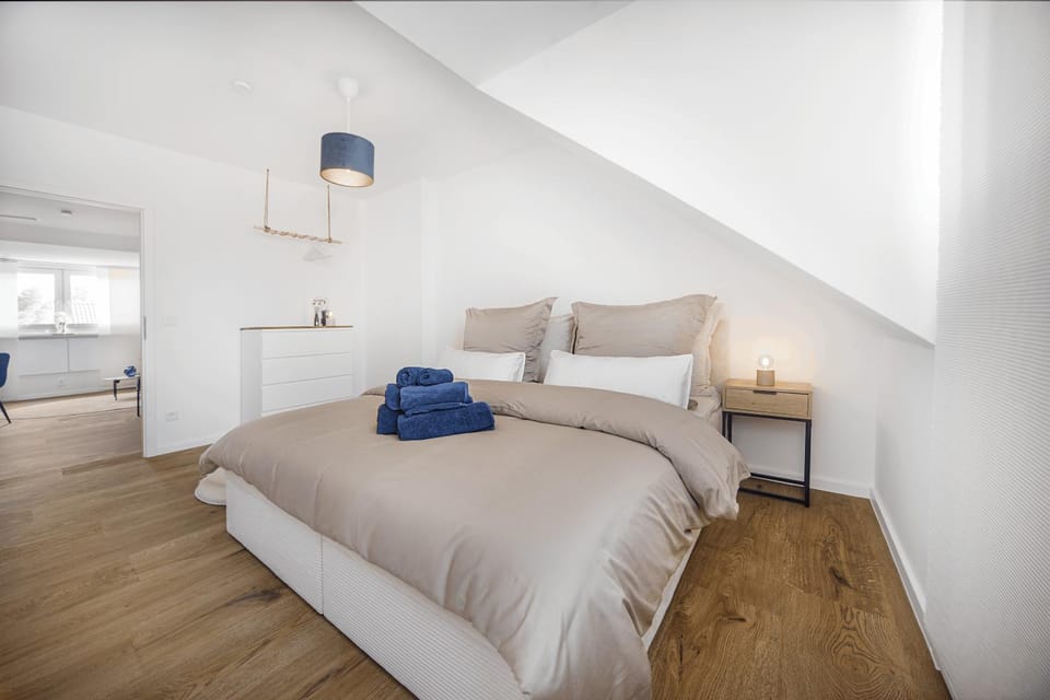 Bed, Photo of the whole room, Bedroom, towels