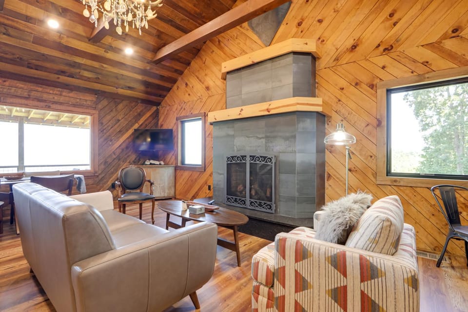 Dreamy Penrose Cabin w/ Panoramic Mountain Views Cabin in Tennessee