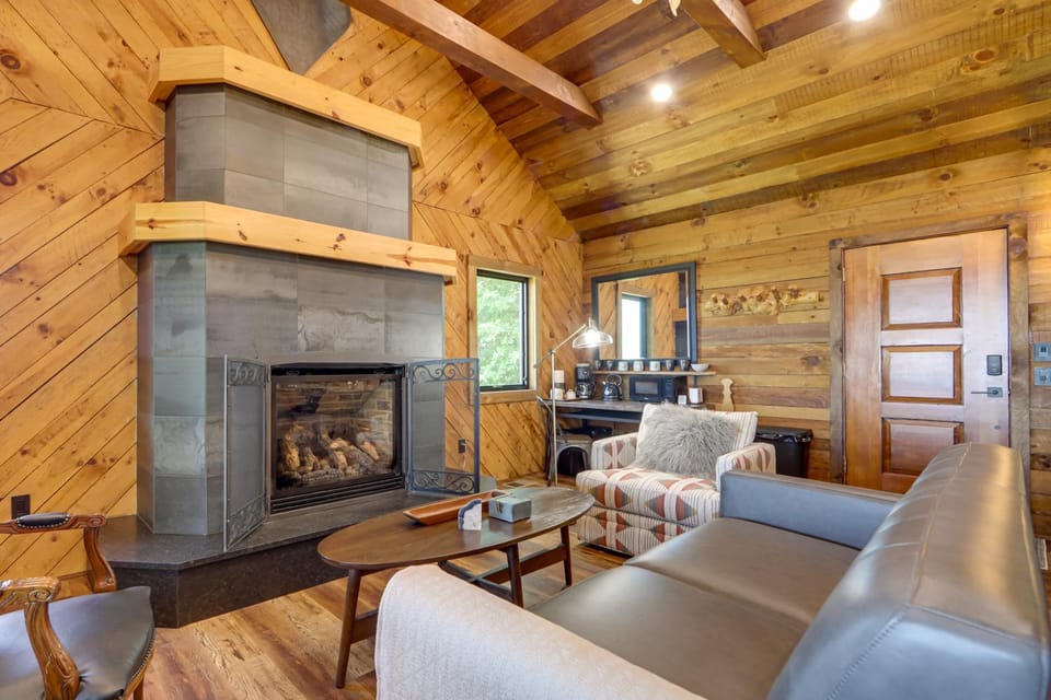 Dreamy Penrose Cabin w/ Panoramic Mountain Views Cabin in Tennessee