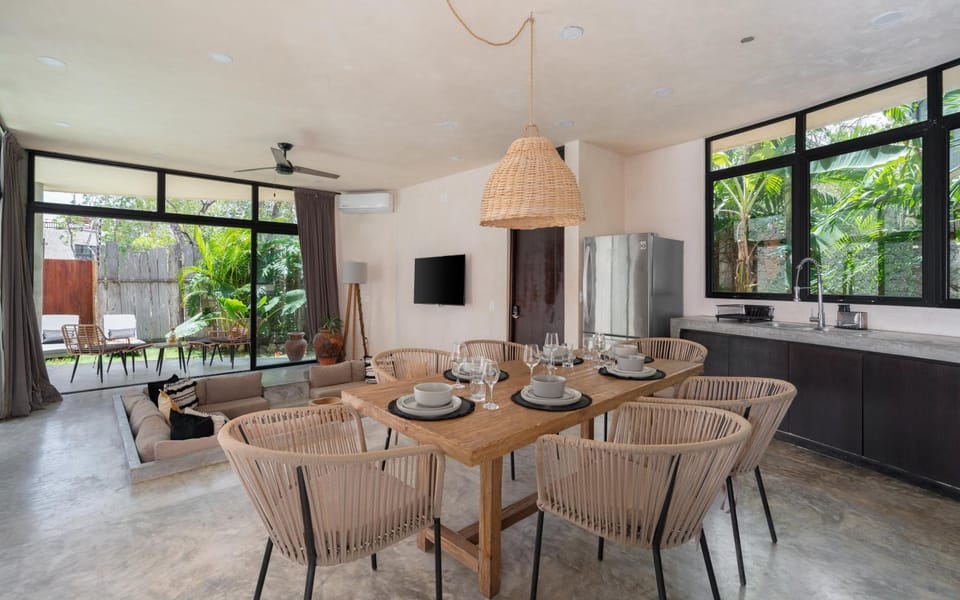 TV and multimedia, Coffee/tea facilities, Kitchen or kitchenette, Living room, Seating area, Dining area