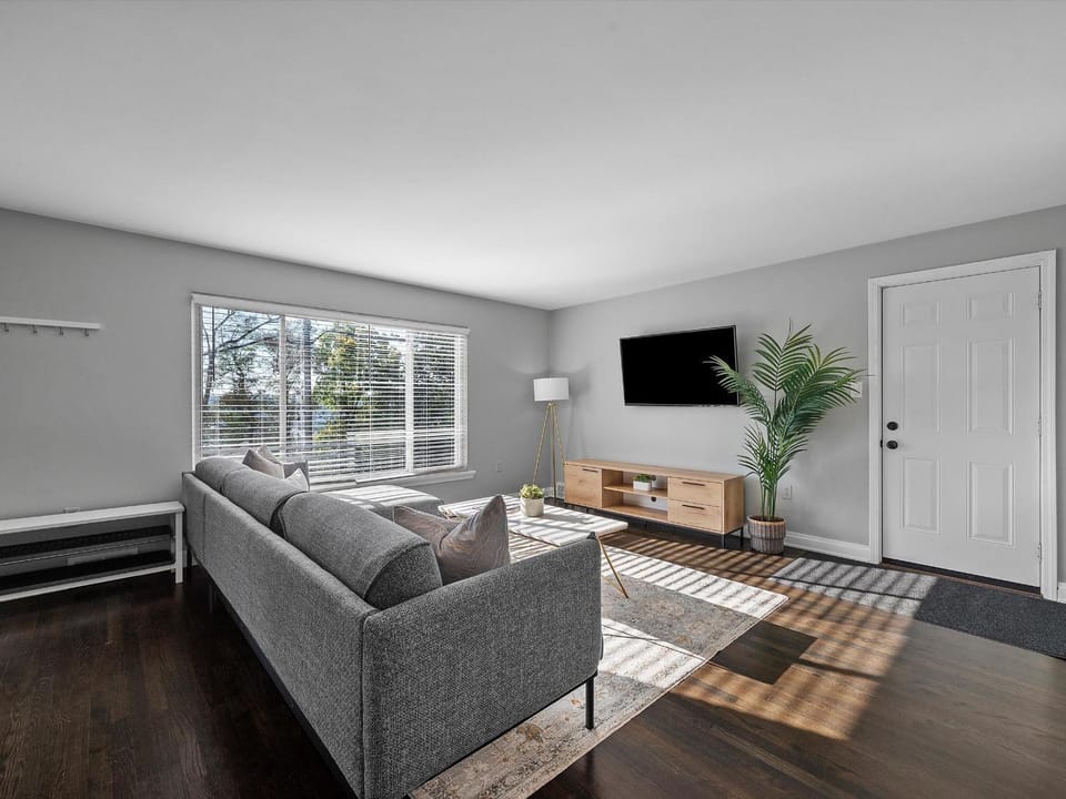 Stylish and Bright 3Bd Home, Amazing Deck, Game Room, Free Parking House in Pittsburgh