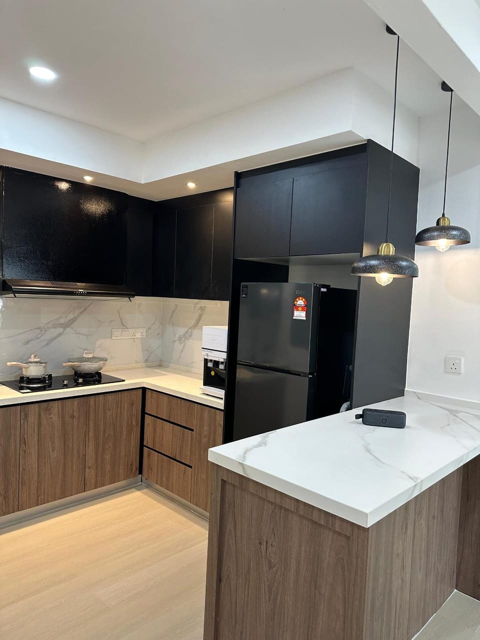 Kitchen or kitchenette, minibar