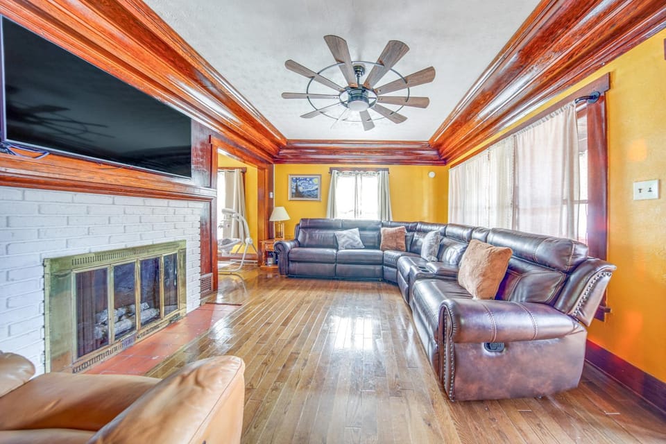 Family-Friendly Home Walk to Lake Erie! House in Erie