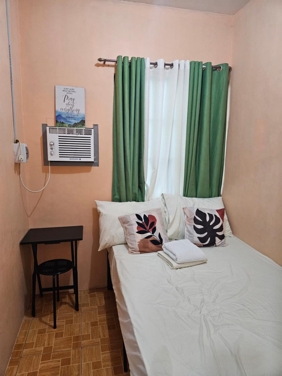 Bed, Photo of the whole room, Bedroom, air conditioner