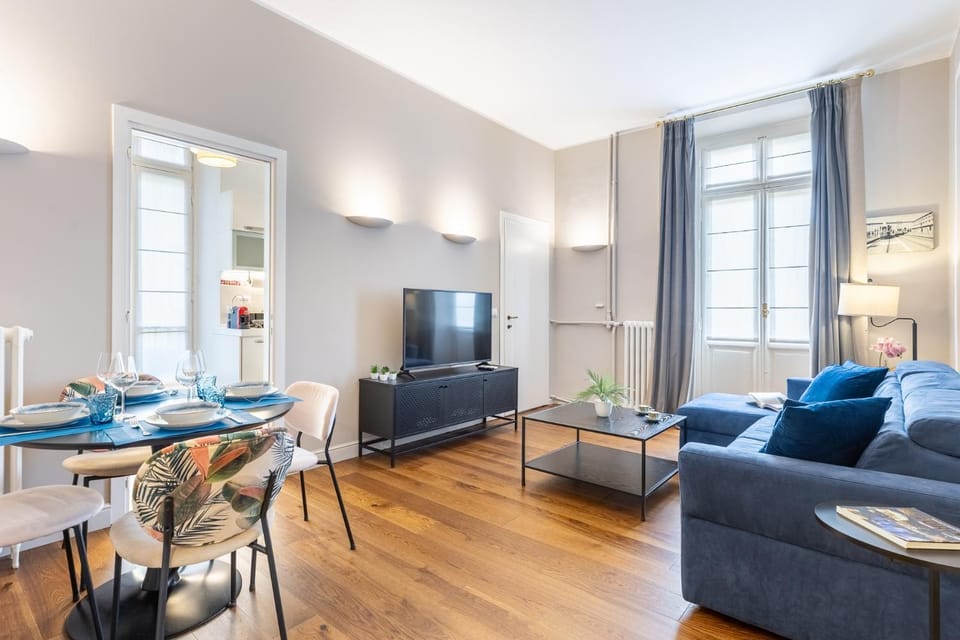 Communal lounge/ TV room, TV and multimedia, Living room, Seating area, Dining area, Evening entertainment