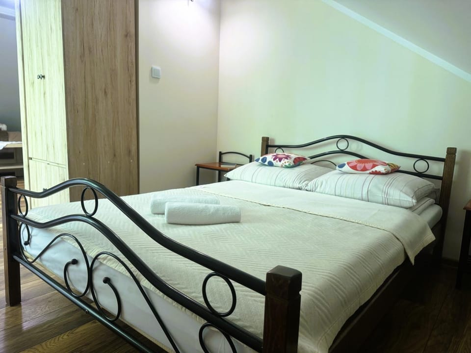Bed, Other, Other, Other, Photo of the whole room, Seating area, Bedroom, towels, towels