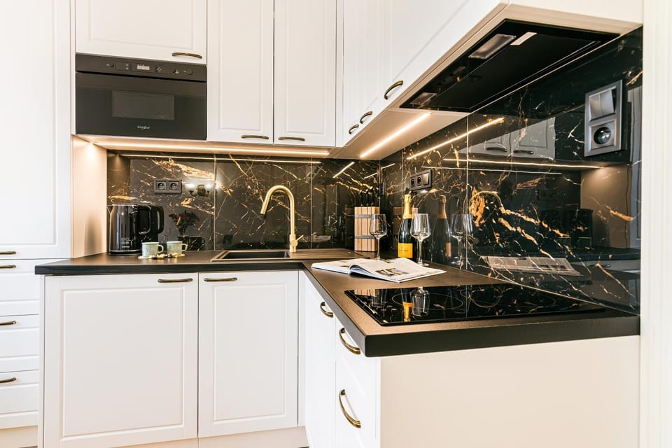 Coffee/tea facilities, Kitchen or kitchenette, stove