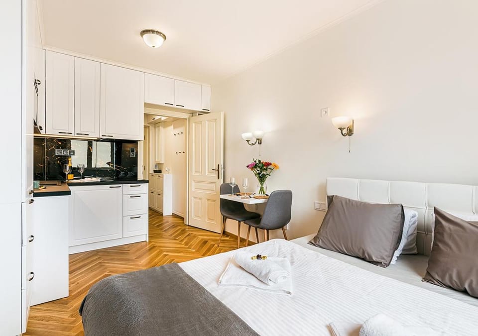 Bed, Kitchen or kitchenette, Living room, Bedroom, stove