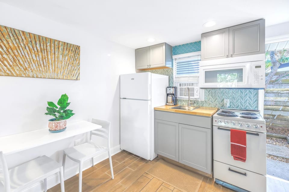 Private Patio, Walk to All, 2min- Siesta Keys Best Beach, 1min- Dining & Entertainment of Village! Apartment in Siesta Beach