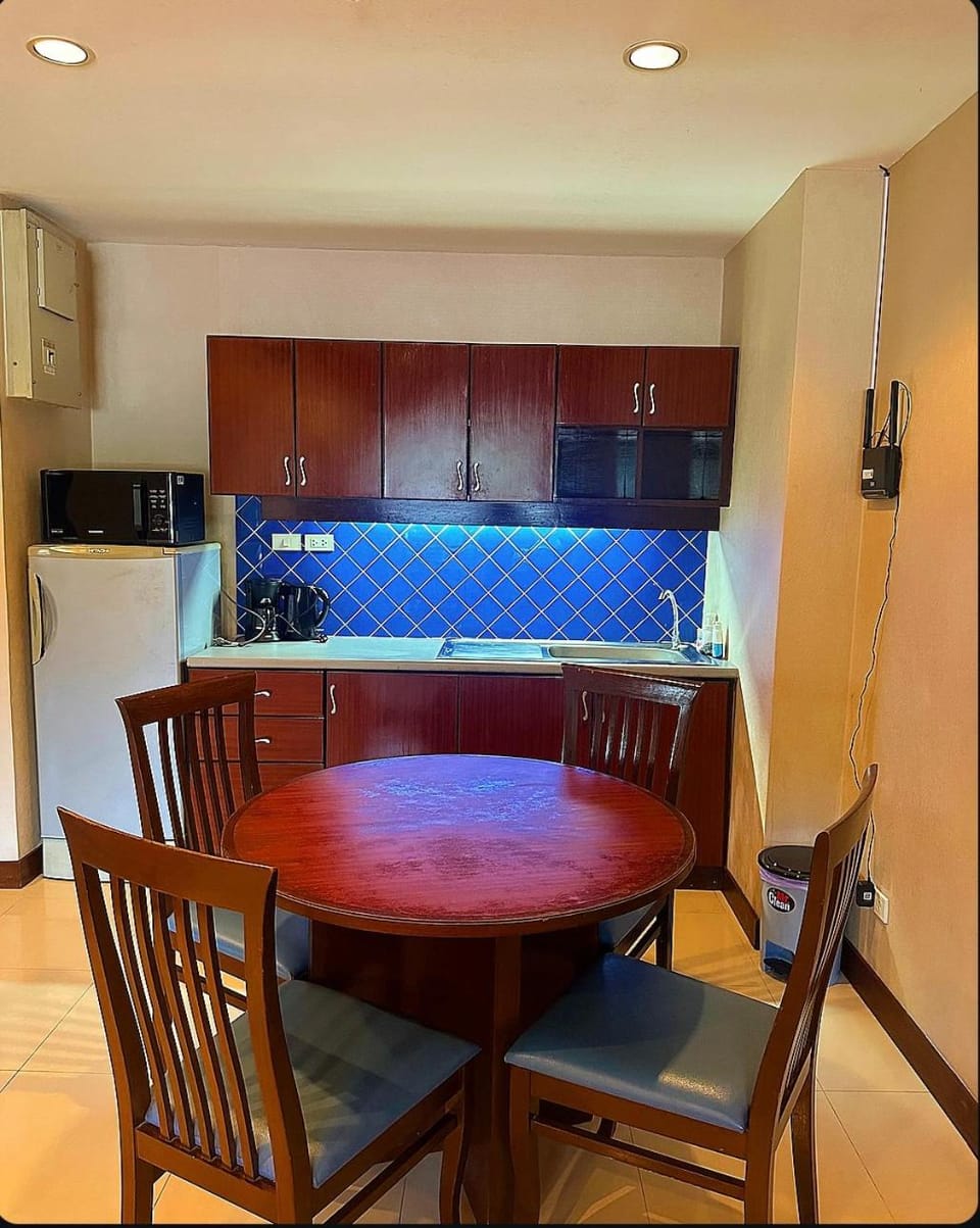 Kitchen or kitchenette, Living room, Dining area, minibar, oven, stove