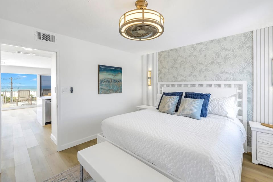 Stunning Ocean-View Penthouse! Spacious, New, in Village, 20 steps to Best Beach! Apartment in Siesta Beach