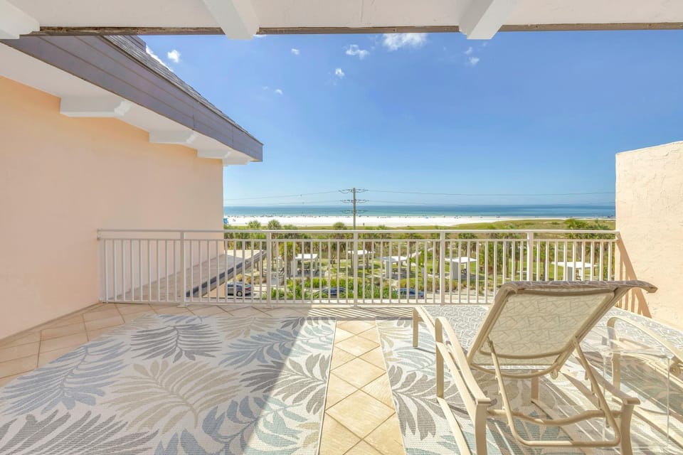 Stunning Ocean-View Penthouse! Spacious, New, in Village, 20 steps to Best Beach! Apartment in Siesta Beach