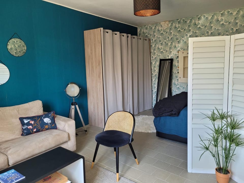 Bed, Living room, Photo of the whole room, Seating area, Bedroom, wardrobe