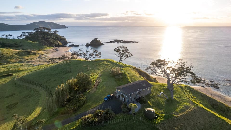 Elliot Bay - Hilltop Cottage & Flat House in Northland