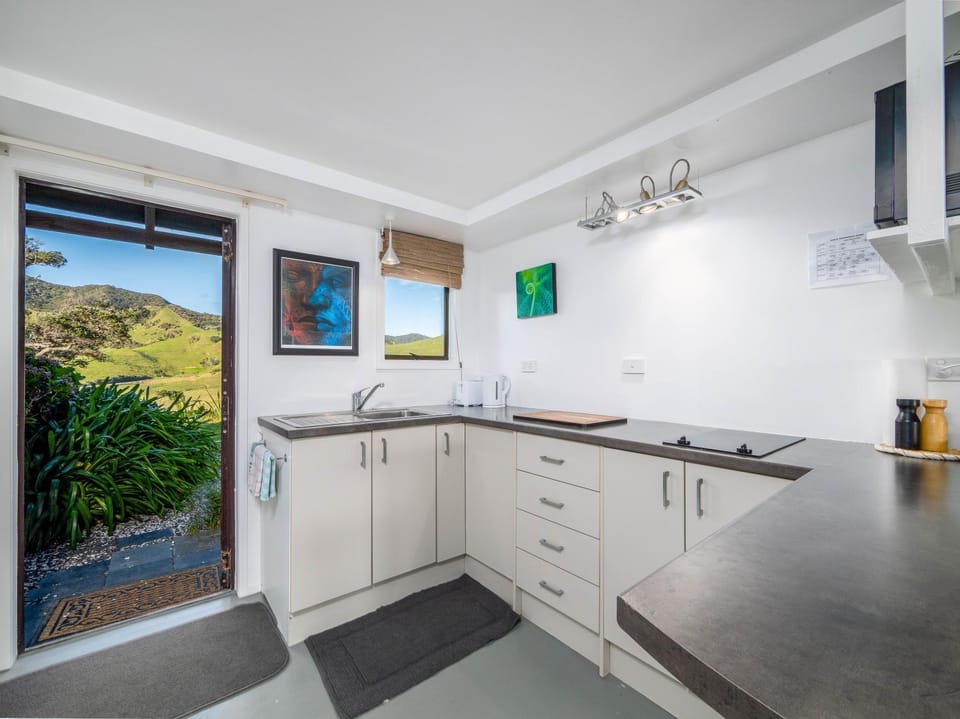 Elliot Bay - Hilltop Cottage & Flat House in Northland