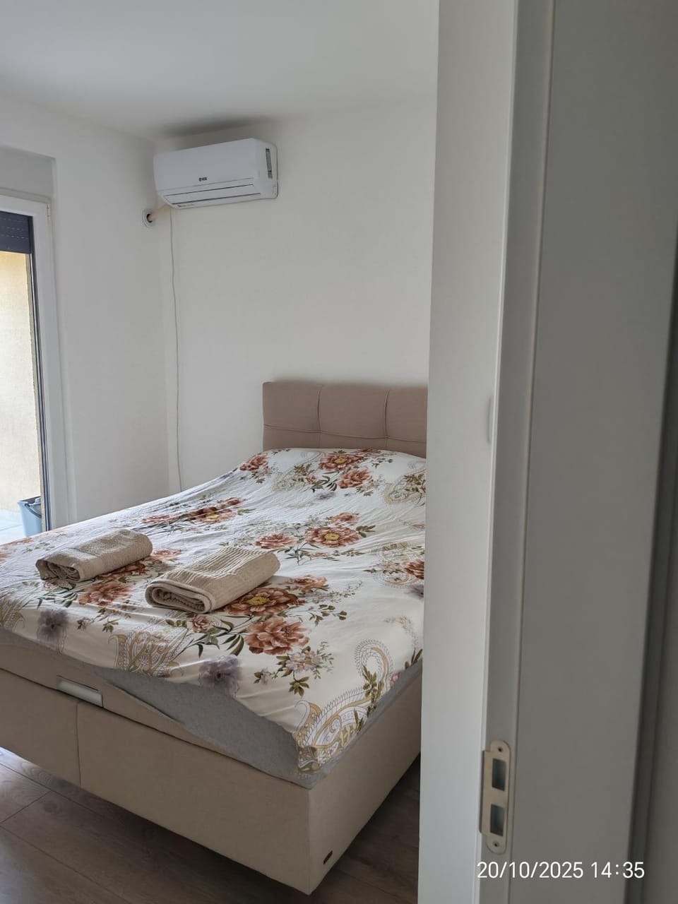 Bed, Bedroom, towels, air conditioner