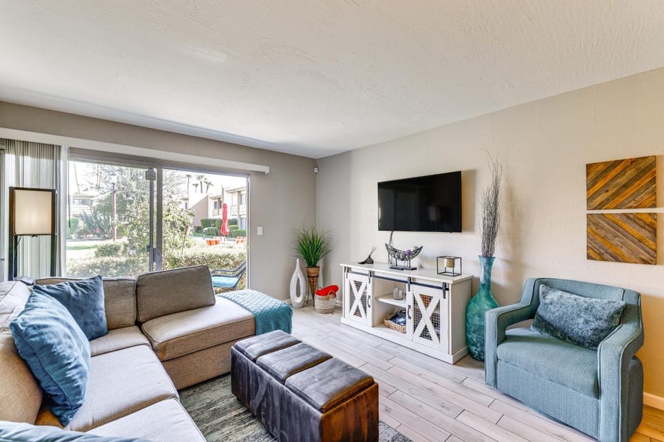Unwind Poolside, Walk to Old Town! Scottsdale Unit House in Scottsdale