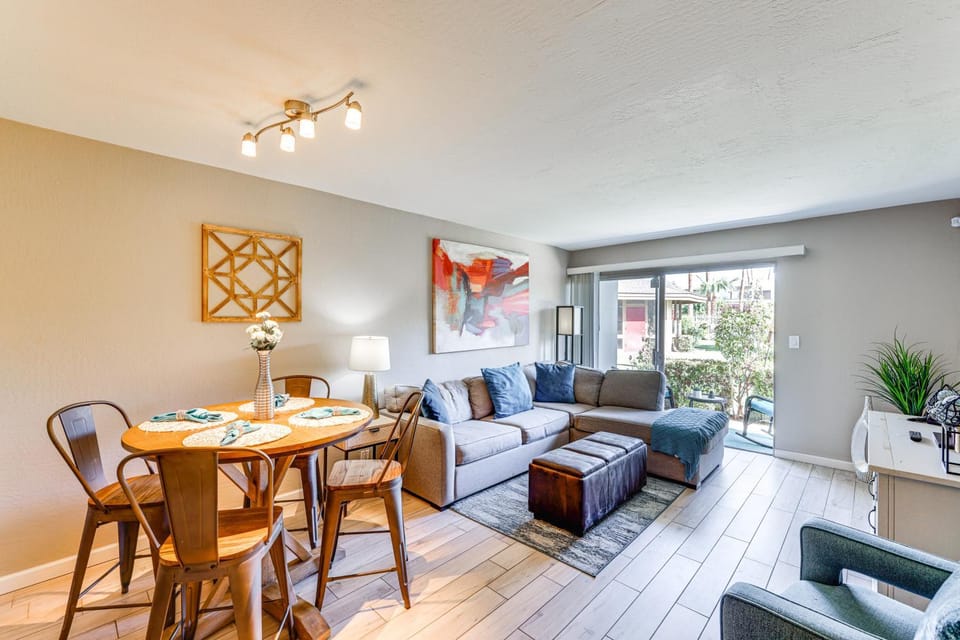 Unwind Poolside, Walk to Old Town! Scottsdale Unit House in Scottsdale