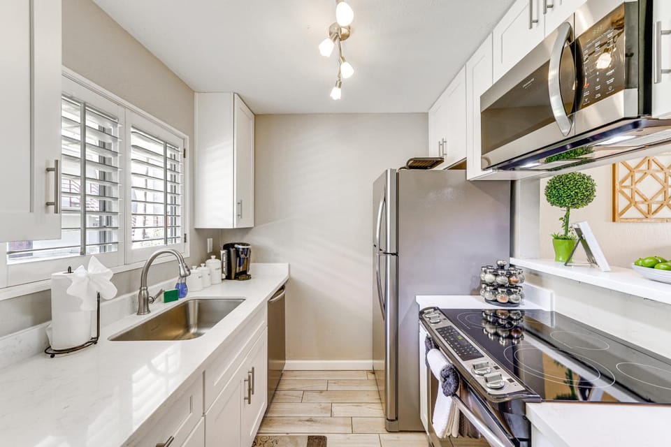Unwind Poolside, Walk to Old Town! Scottsdale Unit House in Scottsdale