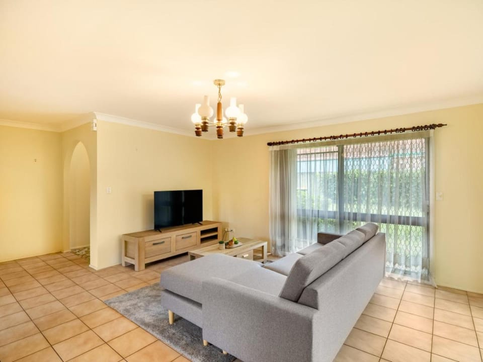 Steps from Mall Super Convenient 3BR Cozy House House in Brisbane