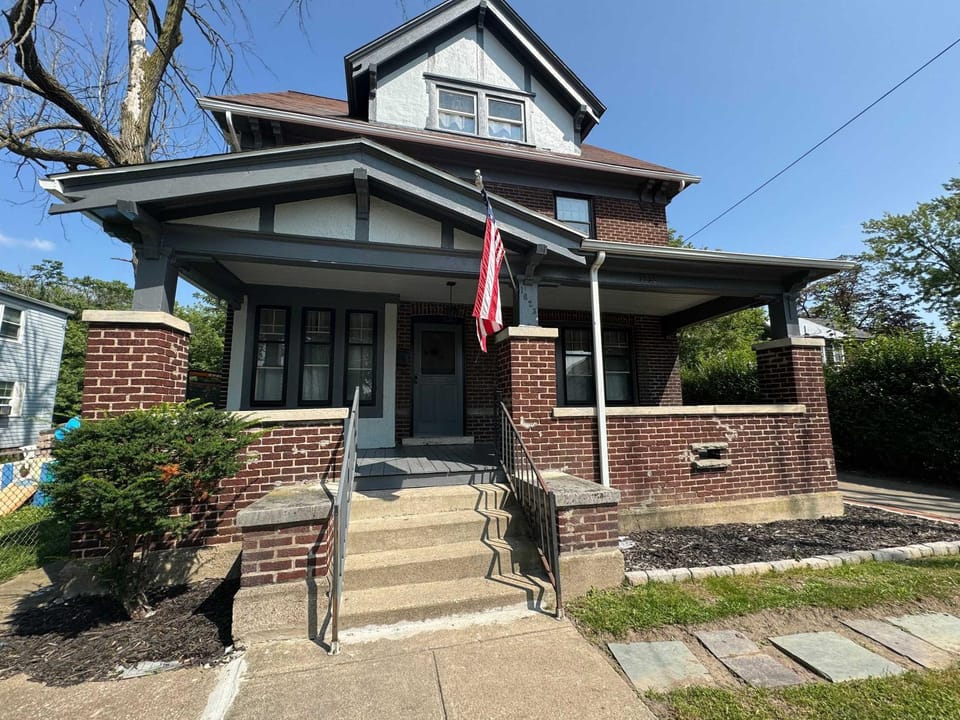 Spacious 4BR 1BA near the Falls House in Niagara Falls
