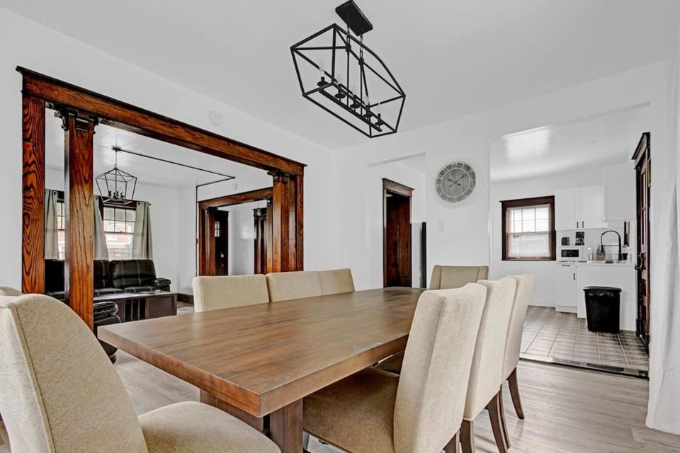 Spacious 4BR 1BA near the Falls House in Niagara Falls