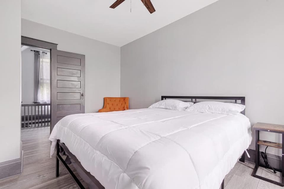 Cozy 4BR 1BA close to the Falls House in Niagara Falls