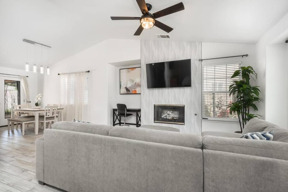 Simple Home for Work or Travel House in Bakersfield