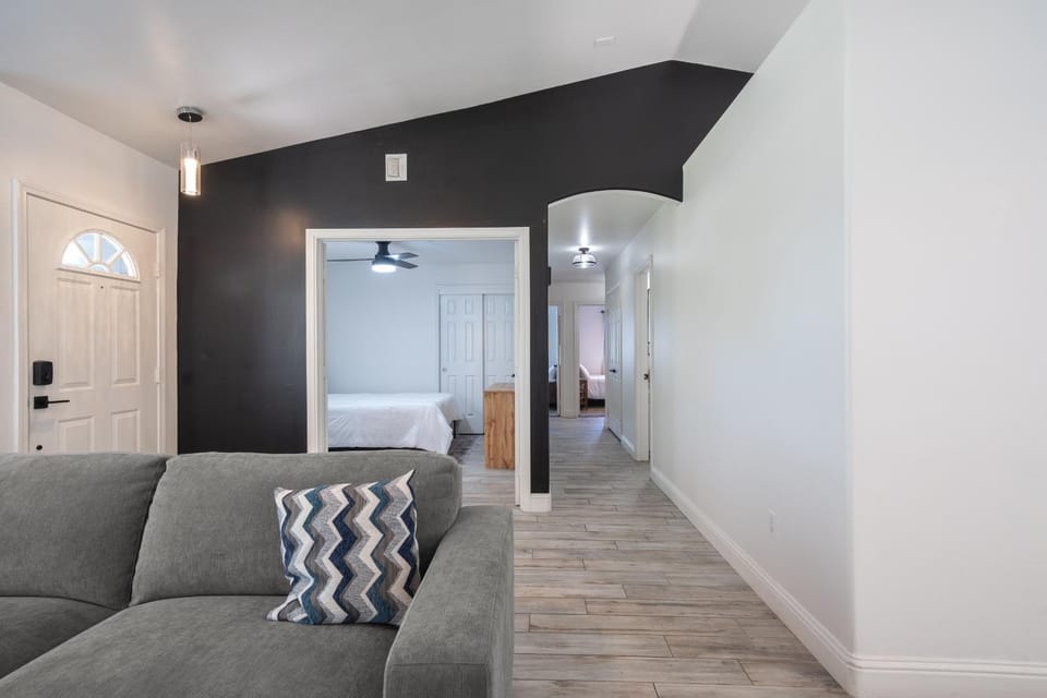 Simple Home for Work or Travel House in Bakersfield