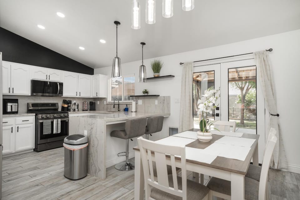Simple Home for Work or Travel House in Bakersfield