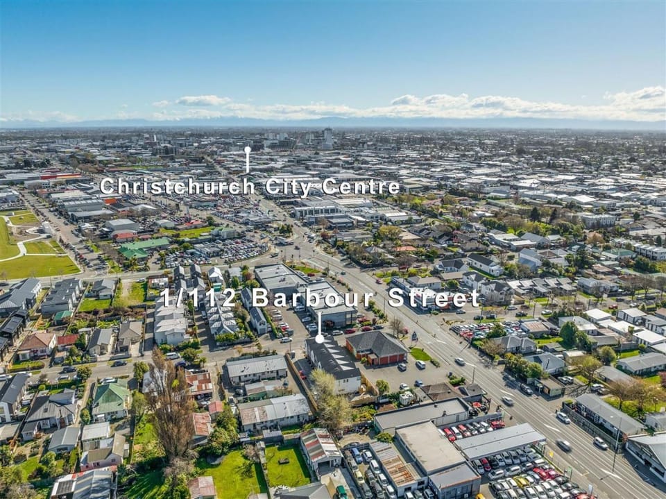 Close to city, 2-bedroom ensuite, comfortable, accessible with own parking Apartment in Christchurch