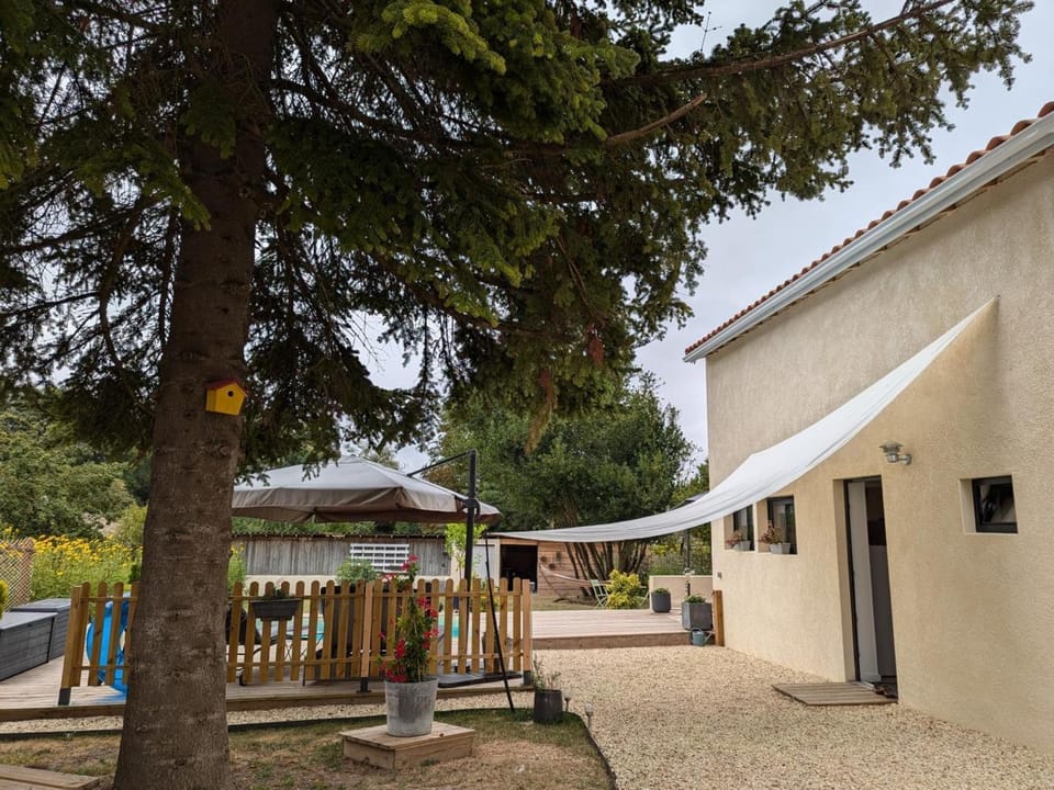 Gîte avec piscine chauffée, jardin clos et WiFi à Baignes - FR-1-653-264 House in Nouvelle-Aquitaine