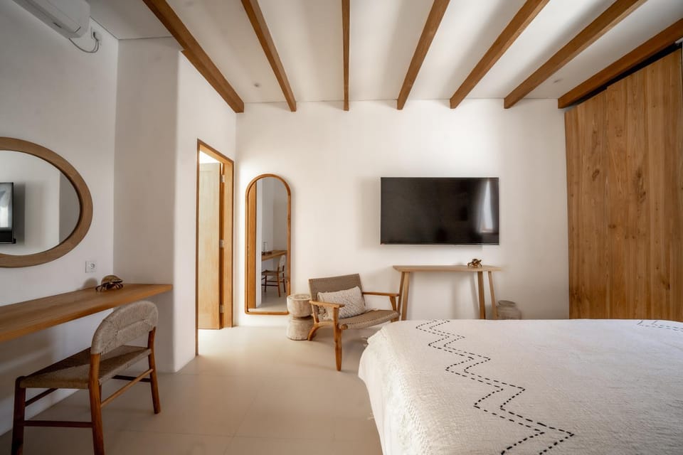 Bed, Living room, Seating area, Bedroom, wardrobe