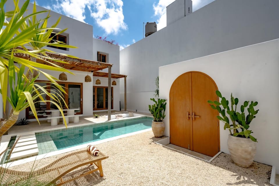 Property building, Patio, Day, Pool view, Swimming pool, sunbed