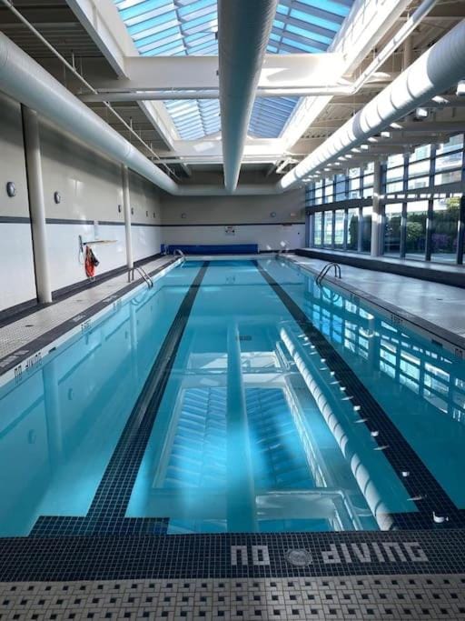Luxary Condo Downtown Vancouver with free parking Apartment in Vancouver