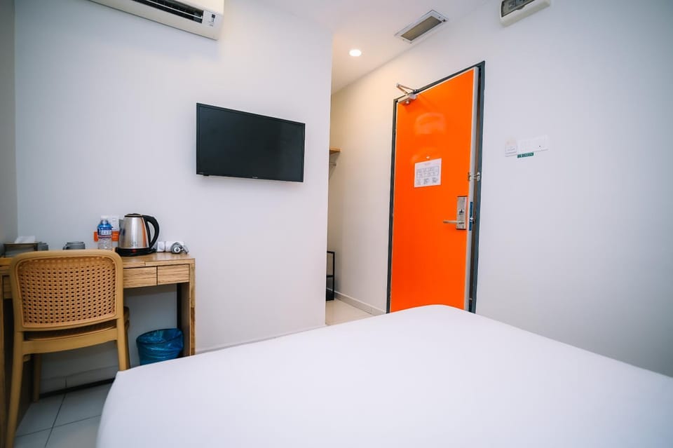 Bed, TV and multimedia, Photo of the whole room, Bedroom, air conditioner